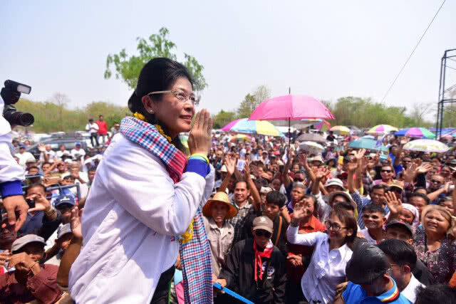 บก.ลายจุด ซูฮก "หญิงหน่อย" เหมือน "ฮิลลารี คลินตัน" แต่ดีกว่ามาก