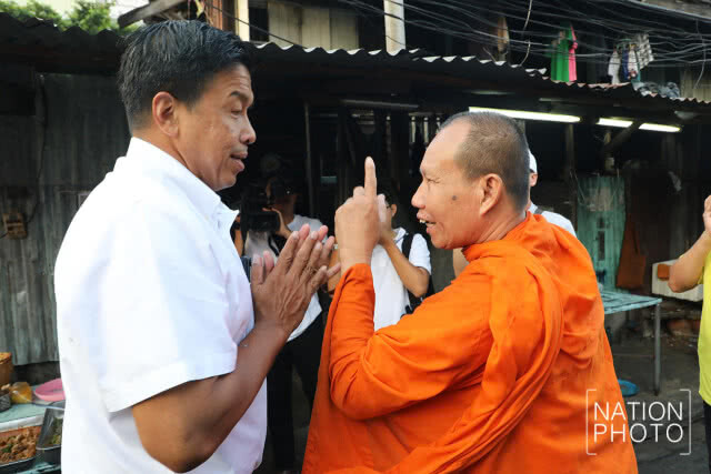 "ชัชชาติ" บุกชุมชนรถไฟมักกะสัน เชื่อ "มาร์ค" ไม่หนุน "บิ๊กตู่"