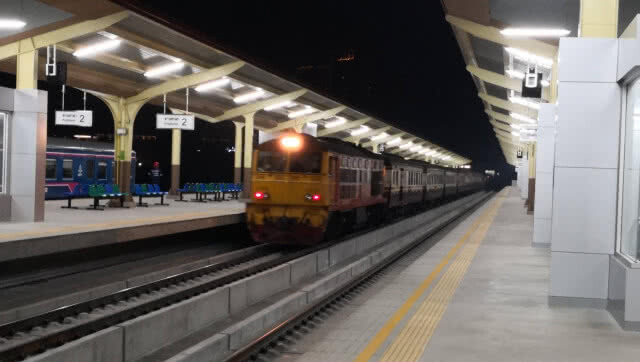ล้างถนนหน้าสถานีรถไฟขอนแก่น รอรับ"นายกฯตู่"