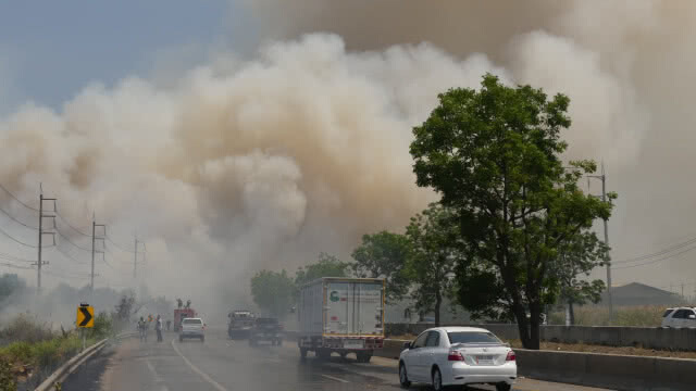 เผาตอซังควันปกคลุมถนน รถติดยาว 5 กิโลเมตร