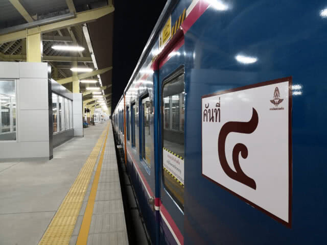 ล้างถนนหน้าสถานีรถไฟขอนแก่น รอรับ"นายกฯตู่"