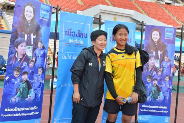 สุดคึกคัก! มาดามแป้ง "เมืองไทยประกันภัย" คัดเยาวชนฟุตบอลหญิงเข้าห้องเรียนกีฬา รอบแรก