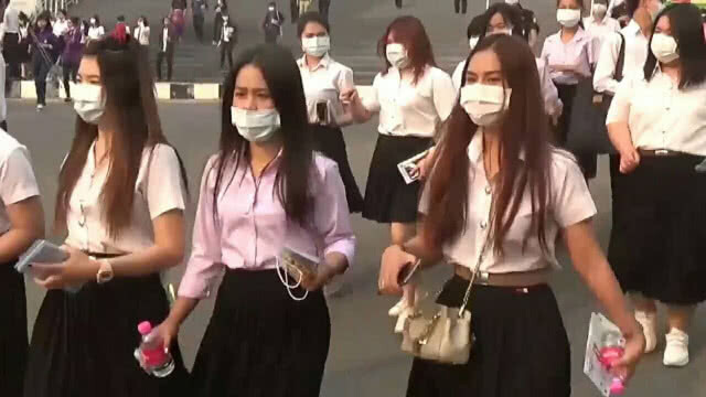 ค่าหมอกควันเกินมาตรฐาน นศ.รณรงค์สวมหน้ากากอนามัย