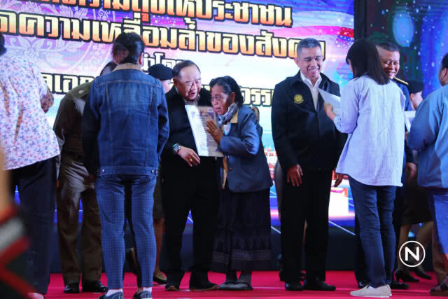 ประวิตร มอบทรัพย์สินคืนประชาชน จากผลพวงปัญหาหนี้นอกระบบ