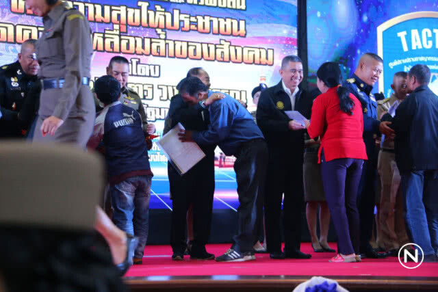 ประวิตร มอบทรัพย์สินคืนประชาชน จากผลพวงปัญหาหนี้นอกระบบ