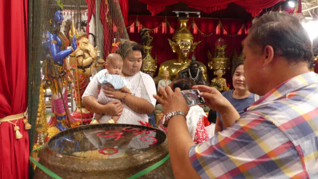 คอหวยแห่อาบน้ำมนต์!!! "ฤๅษีเณร"