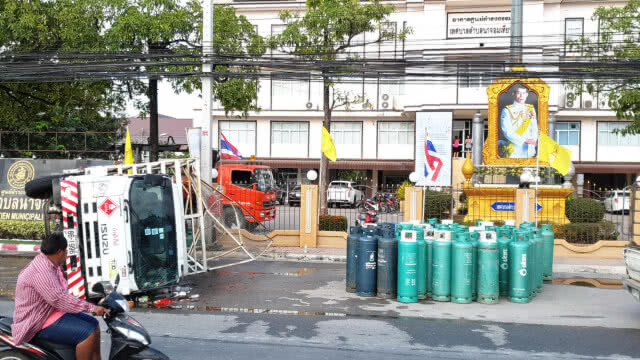 ระทึก!! 6 ล้อบรรทุกแก๊ส 70 ถัง พลิกคว่ำกลางเมือง