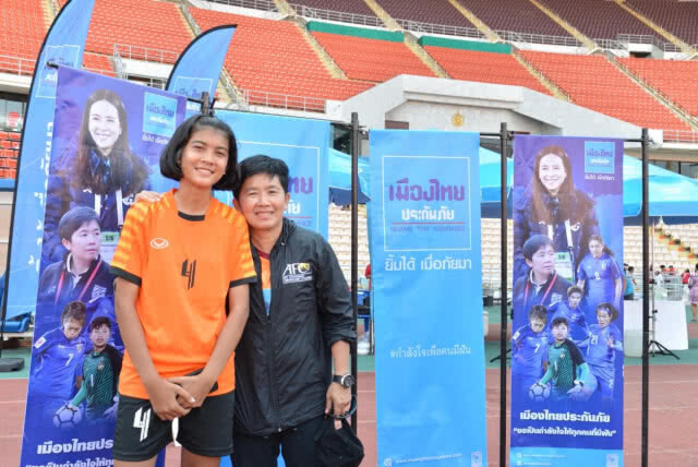 สุดคึกคัก! มาดามแป้ง "เมืองไทยประกันภัย" คัดเยาวชนฟุตบอลหญิงเข้าห้องเรียนกีฬา รอบแรก