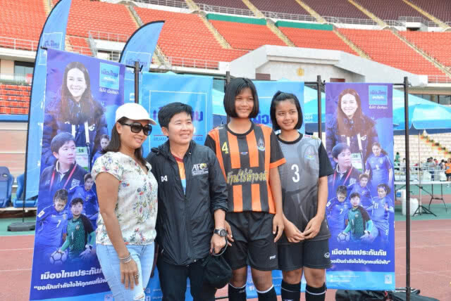 สุดคึกคัก! มาดามแป้ง "เมืองไทยประกันภัย" คัดเยาวชนฟุตบอลหญิงเข้าห้องเรียนกีฬา รอบแรก