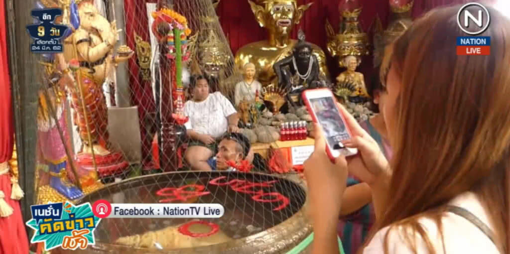 (คลิปข่าว) ไม่เชื่ออย่าลบหลู่! ชาวบ้านอาบน้ำมนต์ ส่องเลขเด็ดฤๅษีเณร (คลิปข่าว) ไม่เชื่ออย่าลบหลู่! ชาวบ้านอาบน้ำมนต์ ส่องเลขเด็ดฤๅษีเณร
