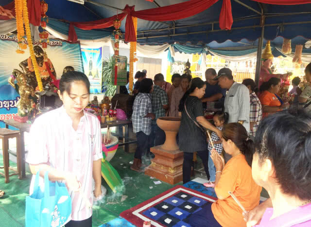แห่นำพัดลมแก้บน"พ่อขุนช้างมหาเศรษฐี"