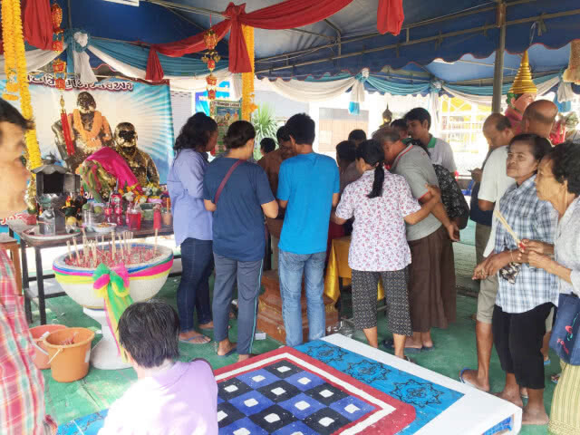 แห่นำพัดลมแก้บน"พ่อขุนช้างมหาเศรษฐี"