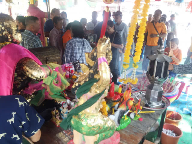 แห่นำพัดลมแก้บน"พ่อขุนช้างมหาเศรษฐี"