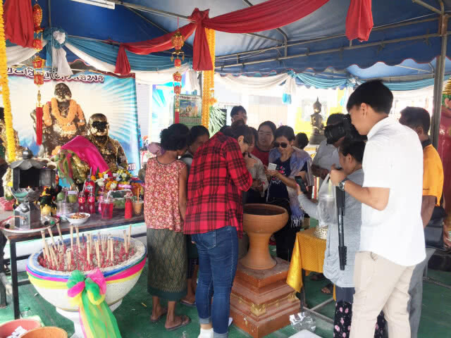 แห่นำพัดลมแก้บน"พ่อขุนช้างมหาเศรษฐี"