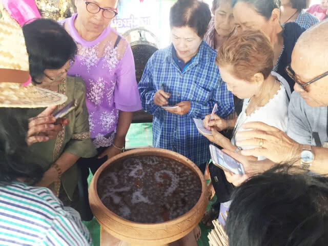 แห่นำพัดลมแก้บน"พ่อขุนช้างมหาเศรษฐี"