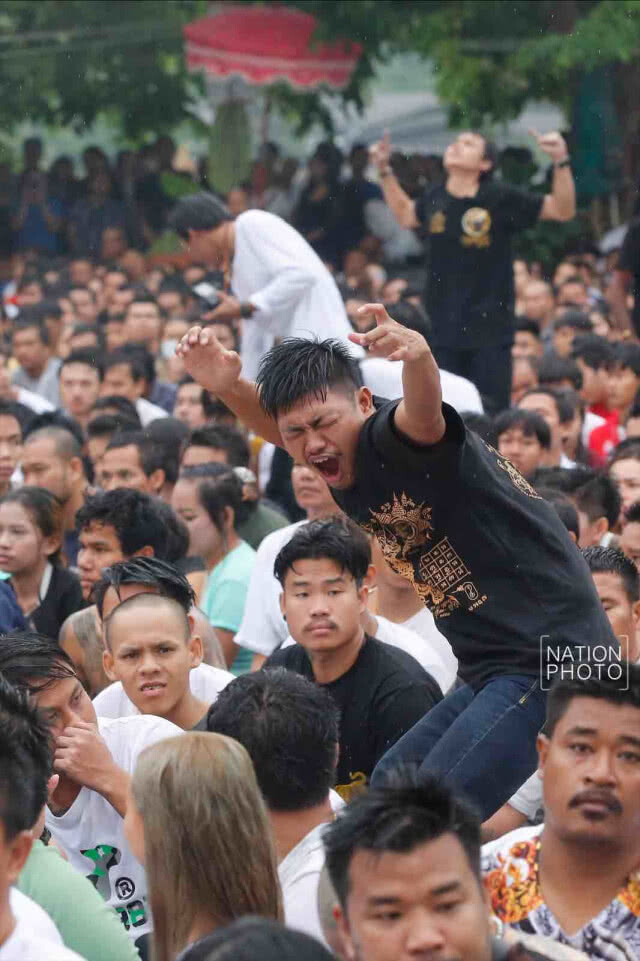 พิธีไหว้ครูหลวงพ่อเปิ่น ท่ามกลางฝนโปรยปราย