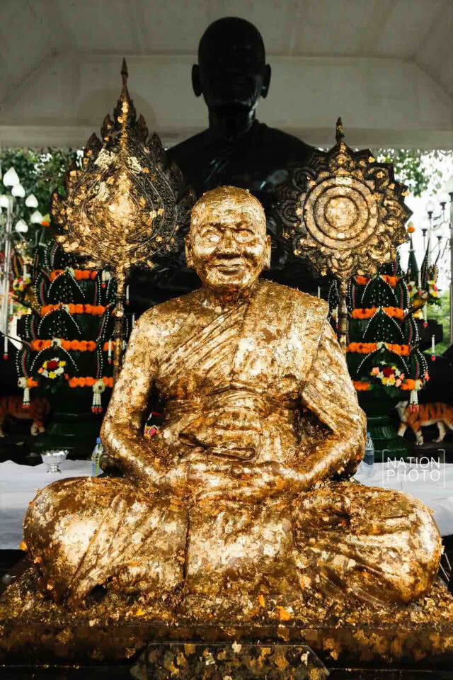 พิธีไหว้ครูหลวงพ่อเปิ่น ท่ามกลางฝนโปรยปราย