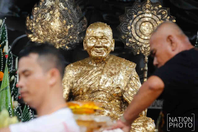พิธีไหว้ครูหลวงพ่อเปิ่น ท่ามกลางฝนโปรยปราย