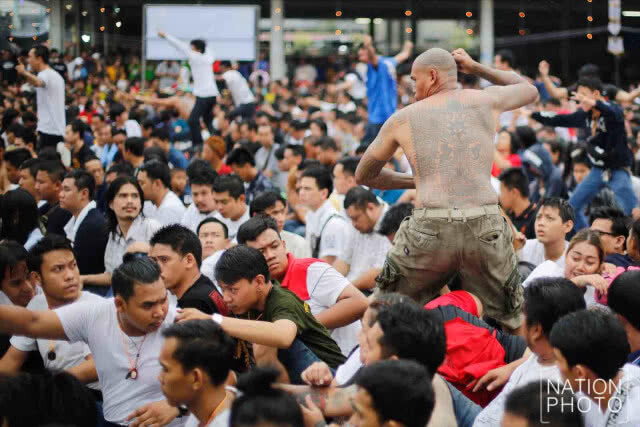 พิธีไหว้ครูหลวงพ่อเปิ่น ท่ามกลางฝนโปรยปราย
