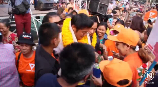 "ธนาธร" ลุยอีสาน ปลื้มคนแห่รับเพิ่มขึ้น 4 เท่าตัว