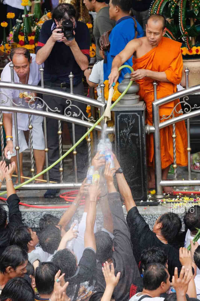 พิธีไหว้ครูหลวงพ่อเปิ่น ท่ามกลางฝนโปรยปราย