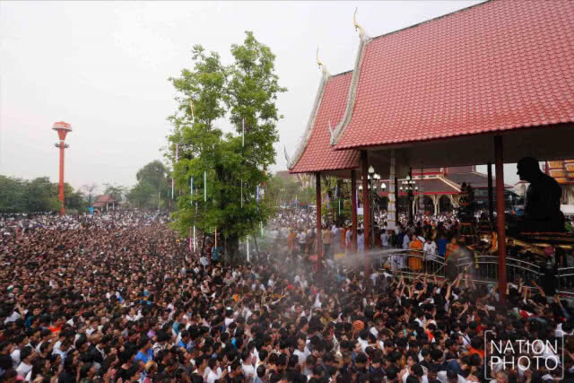 พิธีไหว้ครูหลวงพ่อเปิ่น ท่ามกลางฝนโปรยปราย