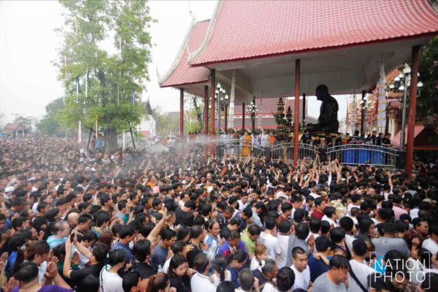 พิธีไหว้ครูหลวงพ่อเปิ่น ท่ามกลางฝนโปรยปราย
