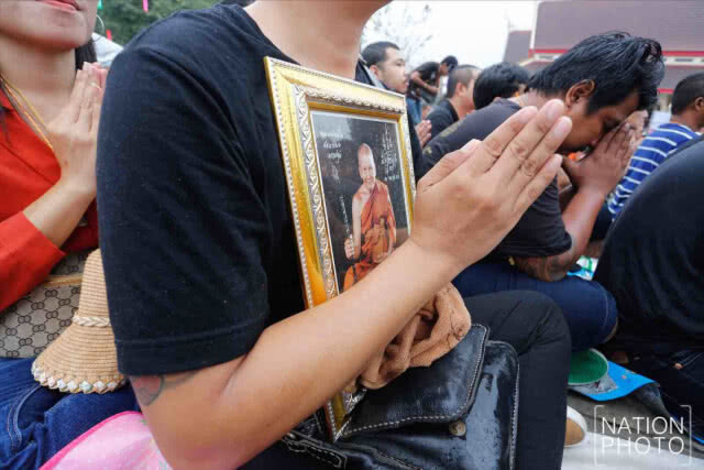 พิธีไหว้ครูหลวงพ่อเปิ่น ท่ามกลางฝนโปรยปราย