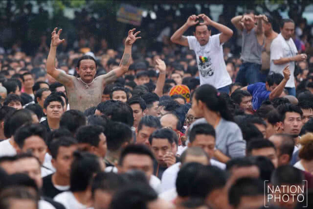 พิธีไหว้ครูหลวงพ่อเปิ่น ท่ามกลางฝนโปรยปราย