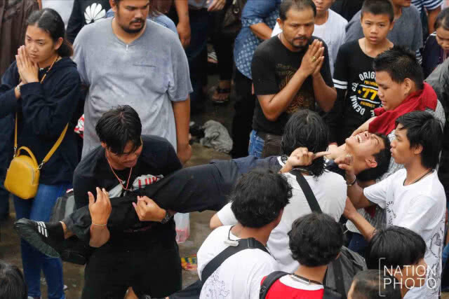 พิธีไหว้ครูหลวงพ่อเปิ่น ท่ามกลางฝนโปรยปราย