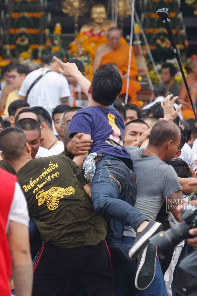 พิธีไหว้ครูหลวงพ่อเปิ่น ท่ามกลางฝนโปรยปราย