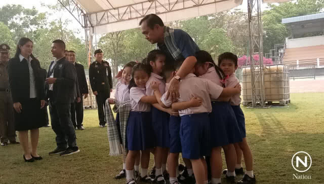 นายกฯถึงแพร่ ปชช.แห่รับ