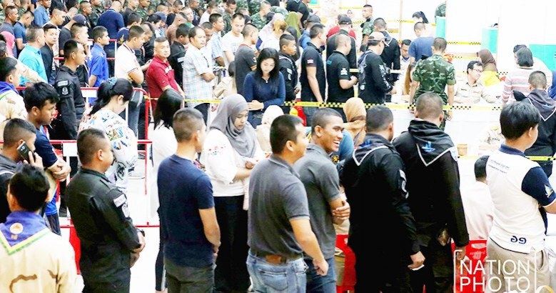 (ประมวลภาพ) "ทหาร-ประชาชน"แหใช้สิทธิเลือกตั้งล่วงหน้าปัตตานี