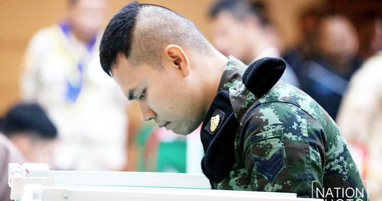 (ประมวลภาพ) "ทหาร-ประชาชน"แหใช้สิทธิเลือกตั้งล่วงหน้าปัตตานี