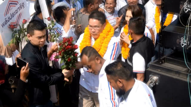 "ลุงตู่" ส่งคลิปอ้อนพี่น้องชายแดนใต้ บนเวทีปราศรัย พปชร.