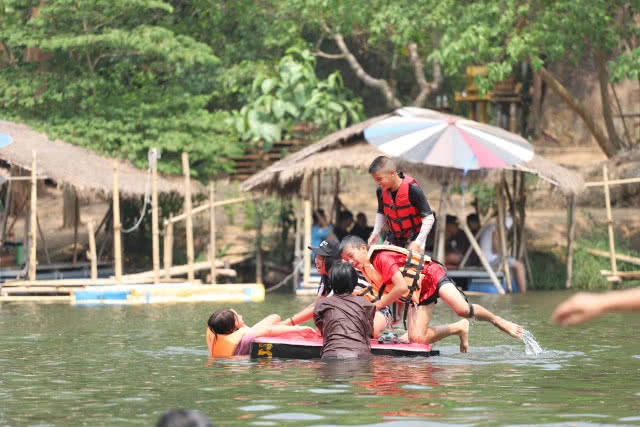 แห่เล่นน้ำ "น้ำตกแก่งซอง" คลายร้อน