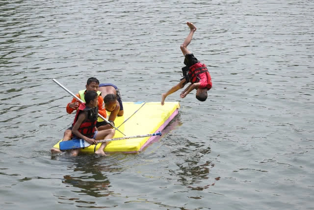 แห่เล่นน้ำ "น้ำตกแก่งซอง" คลายร้อน