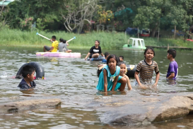 แห่เล่นน้ำ "น้ำตกแก่งซอง" คลายร้อน