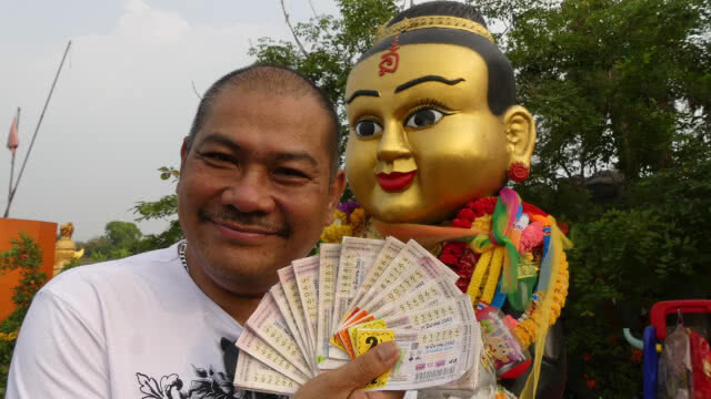 "โป๊งเหน่ง เชิญยิ้ม" สุดเฮง ถูกล็อตเตอรี่ 150 ใบ