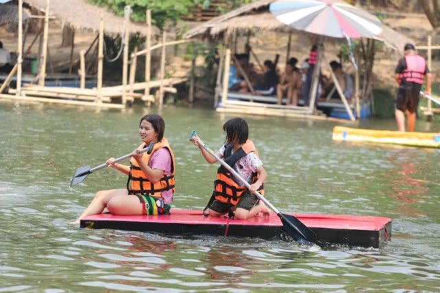 แห่เล่นน้ำ "น้ำตกแก่งซอง" คลายร้อน