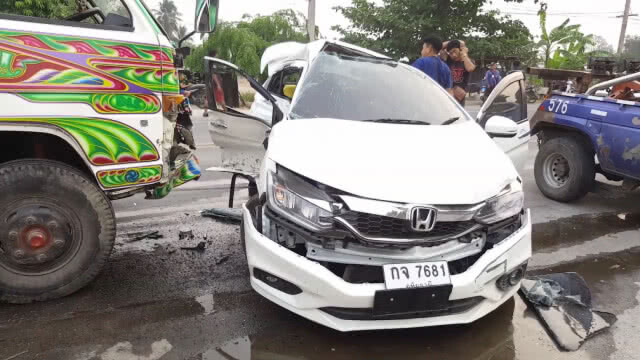 ไม่ชินทาง! ขับรถตาม GPS. ตัดหน้าหกล้อ ชนสนั่นเจ็บ 7