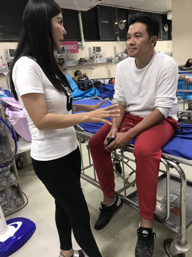 อดีตนายกเล็ก "ฉายานางฟ้าฮีโร่" เดินทางให้กำลังใจหนุ่มปืนเสาสื่อสาร ย่านเมืองนนท์