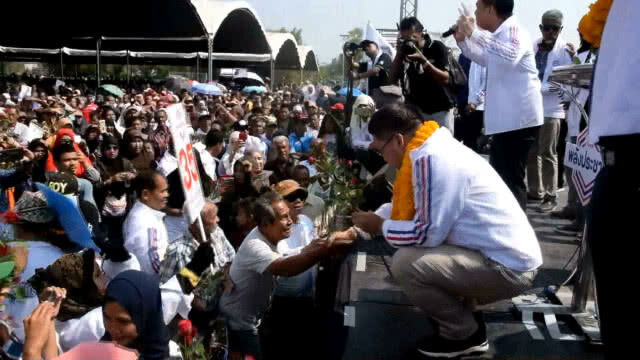"ลุงตู่" ส่งคลิปอ้อนพี่น้องชายแดนใต้ บนเวทีปราศรัย พปชร.