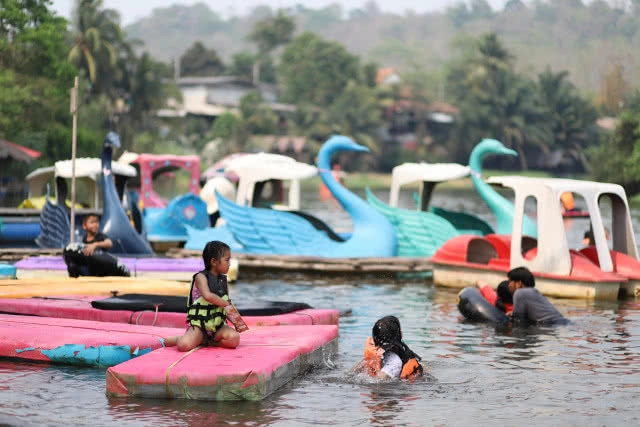แห่เล่นน้ำ "น้ำตกแก่งซอง" คลายร้อน