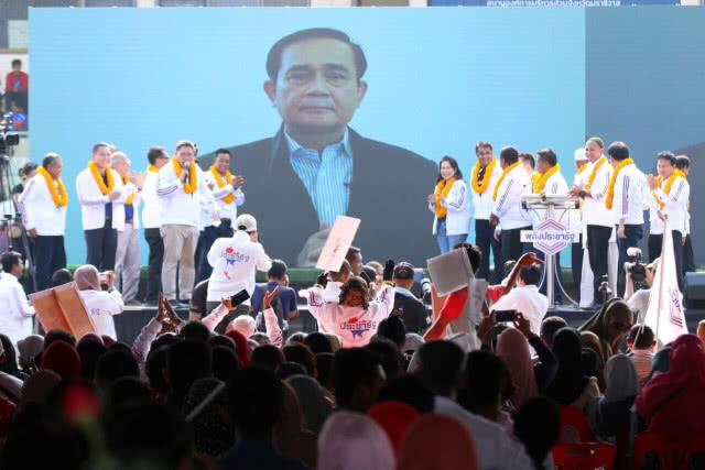 "ลุงตู่" ฝากคลิปถึง พี่น้อง 3 จังหวัดชายแดนใต้ พูดยาวีอ้อน "อย่าลืมเรา"