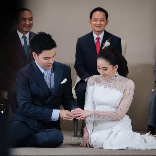 "ทักษิณ - ยิ่งลักษณ์" สุดยินดี!!! ร่วมโพสต์อวยพรจากแดนไกลถึงงานวิวาห์ "อุ๊งอิ๊ง"
