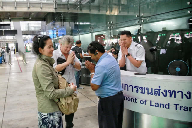 คนขับรถแท็กซี่สนามบินสุวรรณภูมิเก็บกระเป๋าส่งคืนผู้โดยสาร