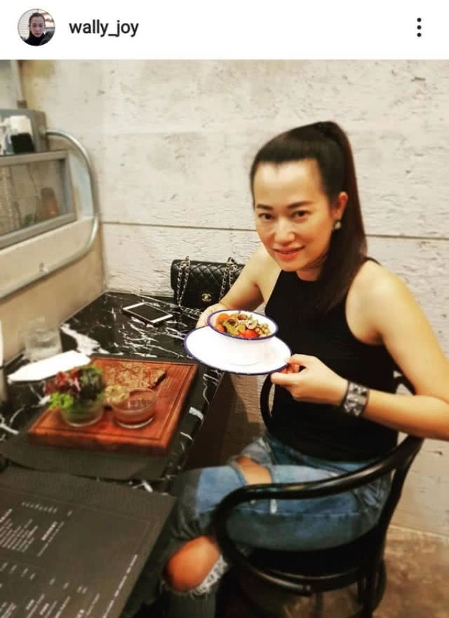 โซเชียลแชร์ว่อน! ไลฟ์สไตล์ของสะใภ้ "จันทร์โอชา" ใช้ของแบรนด์เนมหลากยี่ห้อ มูลค่าหลักล้าน