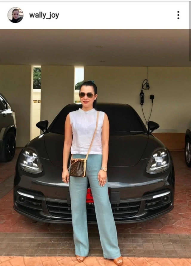 โซเชียลแชร์ว่อน! ไลฟ์สไตล์ของสะใภ้ "จันทร์โอชา" ใช้ของแบรนด์เนมหลากยี่ห้อ มูลค่าหลักล้าน