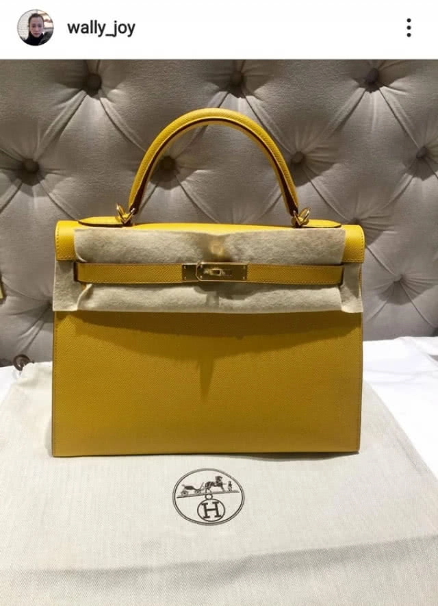 โซเชียลแชร์ว่อน! ไลฟ์สไตล์ของสะใภ้ "จันทร์โอชา" ใช้ของแบรนด์เนมหลากยี่ห้อ มูลค่าหลักล้าน